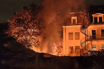 Leipzig: Leipziger Hinterhof in Flammen: Mülltonnen-Brand ruft die Feuerwehr auf den Plan