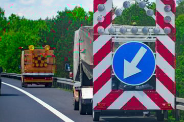 Unfall A9: Lkw rast auf A9 in Schilderwagen: Fahrer schwer verletzt, sechsstelliger Schaden