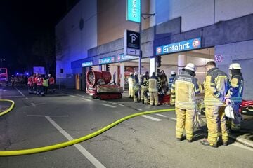 150 Kinogäste evakuiert: Auto brennt in Tiefgarage