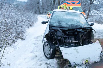 Crash bei Schnee und Glätte: 45-km/h-Auto von 17-Jährigem wird völlig zerstört