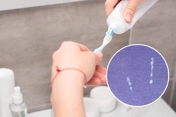 Nervige Zahnpastaflecken entfernen: Mit diesen Mitteln klappt's