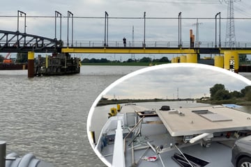 Schiff kracht gegen Eisenbahnbrücke: Steuerhaus teils abgerissen