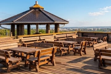 Dresden: Holzart verwechselt? Deshalb sorgen Terrassenmöbel des neuen Ami-Restaurants für Ärger