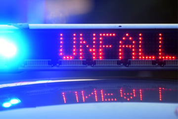 Unfall A5: Reifenplatzer auf A5: Trümmerteile beschädigen rund 19 Fahrzeuge bei Karlsruhe
