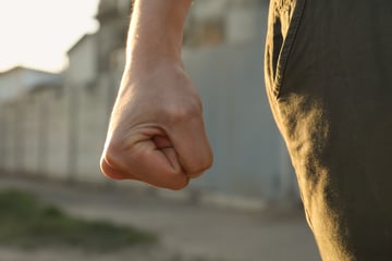 Streit eskaliert: 30-Jähriger springt aus dem Fenster und verletzt sich schwer
