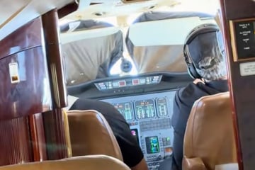 Passagier traut seinen Augen nicht, als er sieht, was Piloten im Cockpit gemacht haben