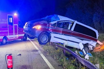 Unfall A14: Spektakulärer Crash auf A14: Mercedes bleibt auf der Leitplanke hängen