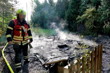 Chemnitz: Feuerwehreinsatz in Chemnitz: Gartenlaube komplett abgefackelt