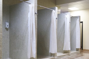 Sexualdelikt im Gym: 20-Jähriger steht im Duschraum, plötzlich geht ihn anderer Mann an