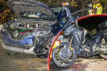 Motorradfahrer kracht gegen zwei Autos: Drei Personen verletzt