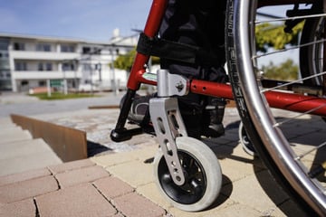 Aufregung im Pflegeheim: Bewohner verunglückt mit Rollstuhl auf Feldweg