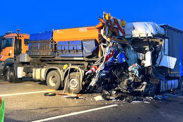 UNFall A3: UNFALL AUF A3: Holzlaster Kracht in Transporter der Autobahnmeistera