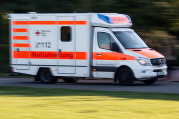 Fahrerin kommt mit Auto auf Gegenspur und kracht frontal in anderes Fahrzeug: Frau schwer verletzt