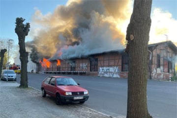 Bahnhofsgebäude in Vollbrand: Feuerwehr kämpft stundenlang gegen Flammen