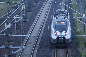 Leipzig: Zeugen gesucht! S-Bahn erfasst Warnbake und schleift sie meterweit mit