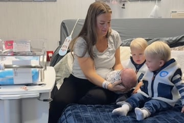Zwillinge treffen zum ersten Mal auf Baby: Was sie zur neuen Schwester sagen, macht Eltern sprachlos