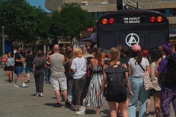Leipzig: Was ist denn hier los? Bus der Band Linkin Park macht Halt in Leipzig
