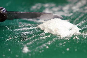 Köln: Tausende Euro Bargeld und Kokain gefunden: Kölner Polizei schnappt mutmaßliche Dealer in Kalk