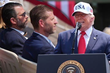 Trump scherzt über Inzest-Dreier mit seinen Söhnen und will ihnen "für irgendwas" Ehrenmedaille verleihen