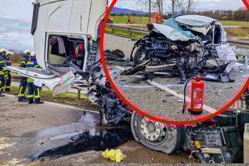 Auto kracht frontal in Lkw: Schwer verletzter Fahrer von Feuerwehr befreit