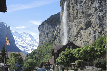 Kostet ein Selfie vor dem Schweizer Wasserfall bald Geld?