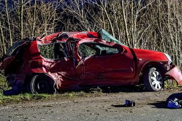 Renault prallt gegen Baum, 17-Jährige stirbt noch an Unfallstelle: War der Fahrer betrunken?