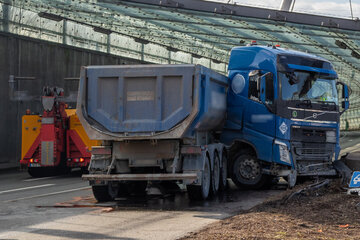 Truckerin schwer verletzt: Verkehrschaos nach Lastwagen-Unfall auf Mittlerem Ring