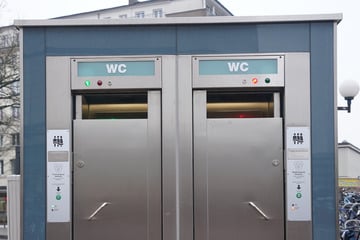 Mann beschmiert öffentliche Toilette - und verrät sich auf witzige Weise selbst