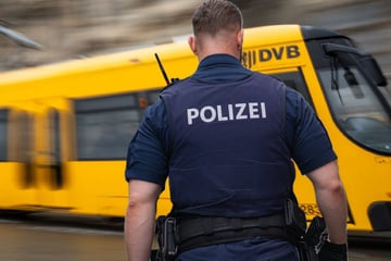 Dresden: Fremder begrapscht junge Frau (18) in Dresdner Straßenbahn