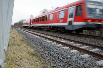 Kinder spielen auf Gleisen: Zug kann "gerade noch rechtzeitig" bremsen