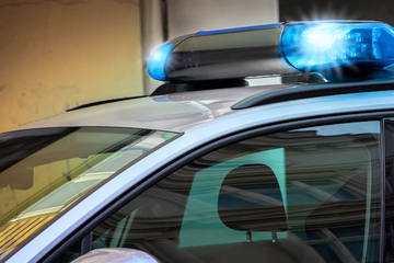 Berlin: Ladendetektiv will Diebe festhalten, als er plötzlich von Auto mitgerissen wird