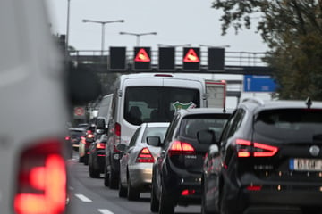 Unfall A100: Unfall auf der A100: Vollsperrung in Richtung Berlin-Neukölln!