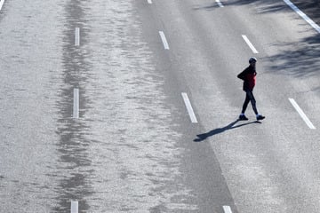 Unfall A7: Spaziergang auf der A7: Mann liegt mit Kopf auf der Fahrbahn