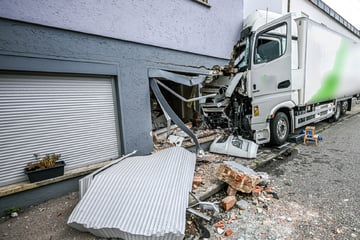 Lastwagen kracht in Hauswand und bleibt stecken