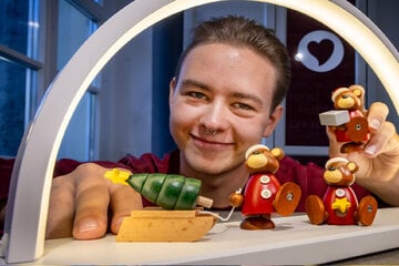Er heißt "Lars Christmas" und trägt ein rotes Mützchen: Dieses Jahr bringt der Teddybär Geschenke