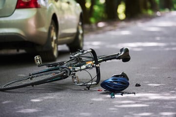 Kind auf Fahrrad übersehen: Auto rammt Siebenjährigen
