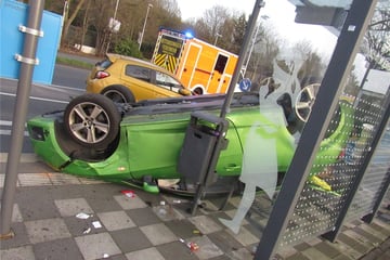 "Mehrere Schutzengel": Auto überschlägt sich und fliegt in Bushaltestelle