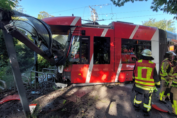 Schwere Kollision zwischen Lkw und Straßenbahn: Fünf Menschen teils schwer verletzt!