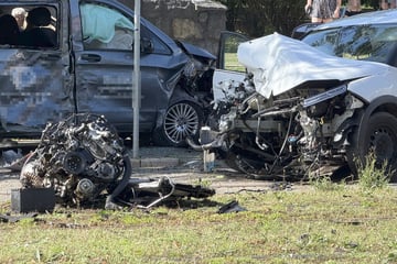 Fahrer lebensbedrohlich verletzt: Polizei sucht Zeugen nach Mercedes-Irrfahrt