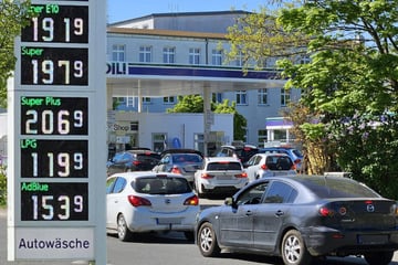 Leipzig: Stau vor Leipziger Tankstellen: Benzinpreise rutschen unter Zwei-Euro-Marke