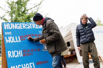 Berlin: Hungerstreik wird immer härter: Zweiter Aktivist innerhalb von 24 Stunden in Klinik!
