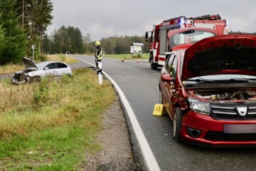 Dacia und Seat krachen zusammen, Staatsstraße voll gesperrt