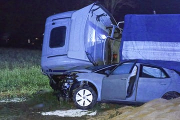 Schweres Unglück im Rhein-Kreis Neuss: Lkw begräbt Auto unter sich
