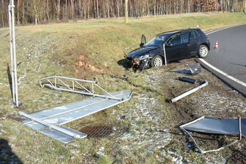Unfall A9: Auto kracht auf A9 gegen Ausfahrts-Schild und verursacht hohen Schaden