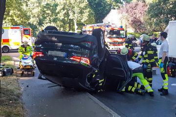 BMW landet in München auf dem Dach: Fahrerin schwer verletzt