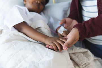 Kind (4) erscheint alleine zu OP - Ärztin adoptiert ihren kleinen Patienten