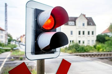 Tragödie im Landkreis Heilbronn! Junge Mutter mit Kinderwagen von Zug erfasst