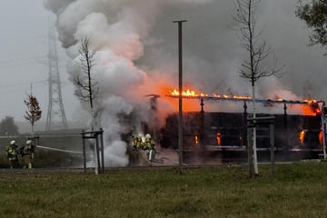 Unfall A9: Flammeninferno auf A9: Papier-Lkw brennt komplett aus
