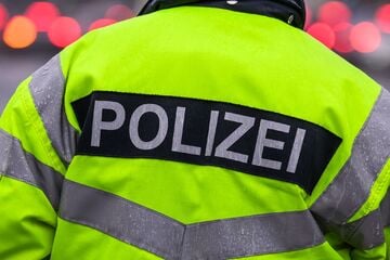 Fahrerin kracht mit 2,7 Promille gegen zwei Autos