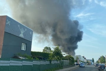 Lagerhalle steht lichterloh in Flammen: Gewaltige Rauchsäule steigt auf